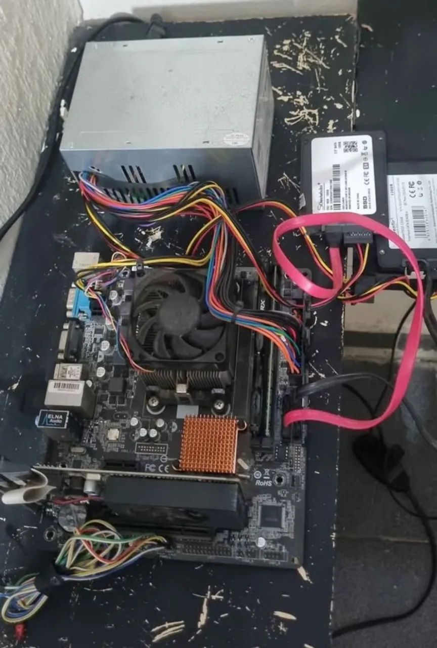 Pc sem gabinete,  funcionando 