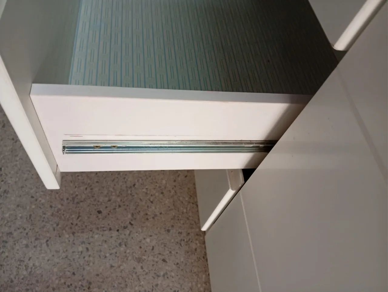 Cômoda em 4 gavetas e porta em madeira  - Foto 2