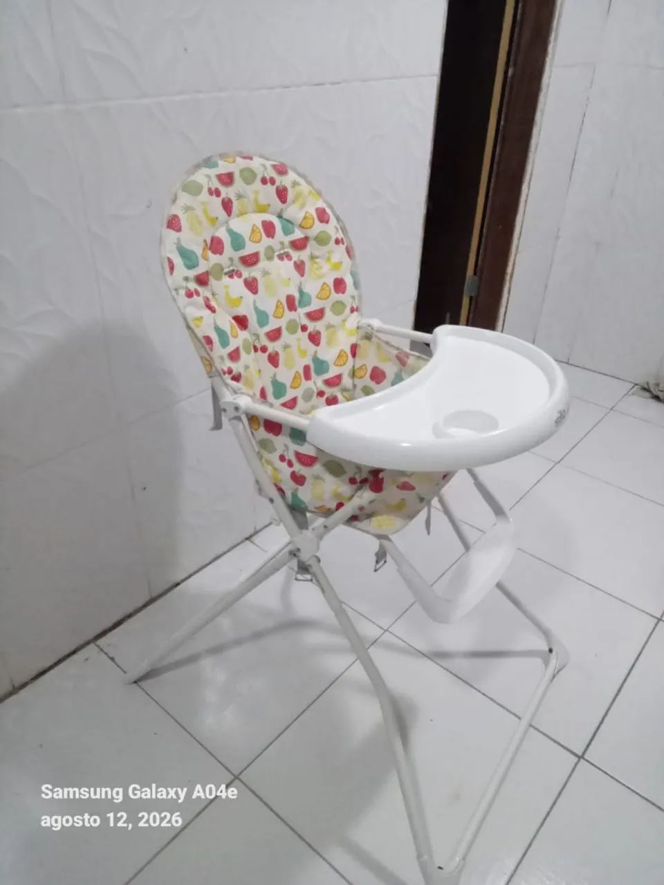 Cadeira de alimentação semi nova  - Foto 4