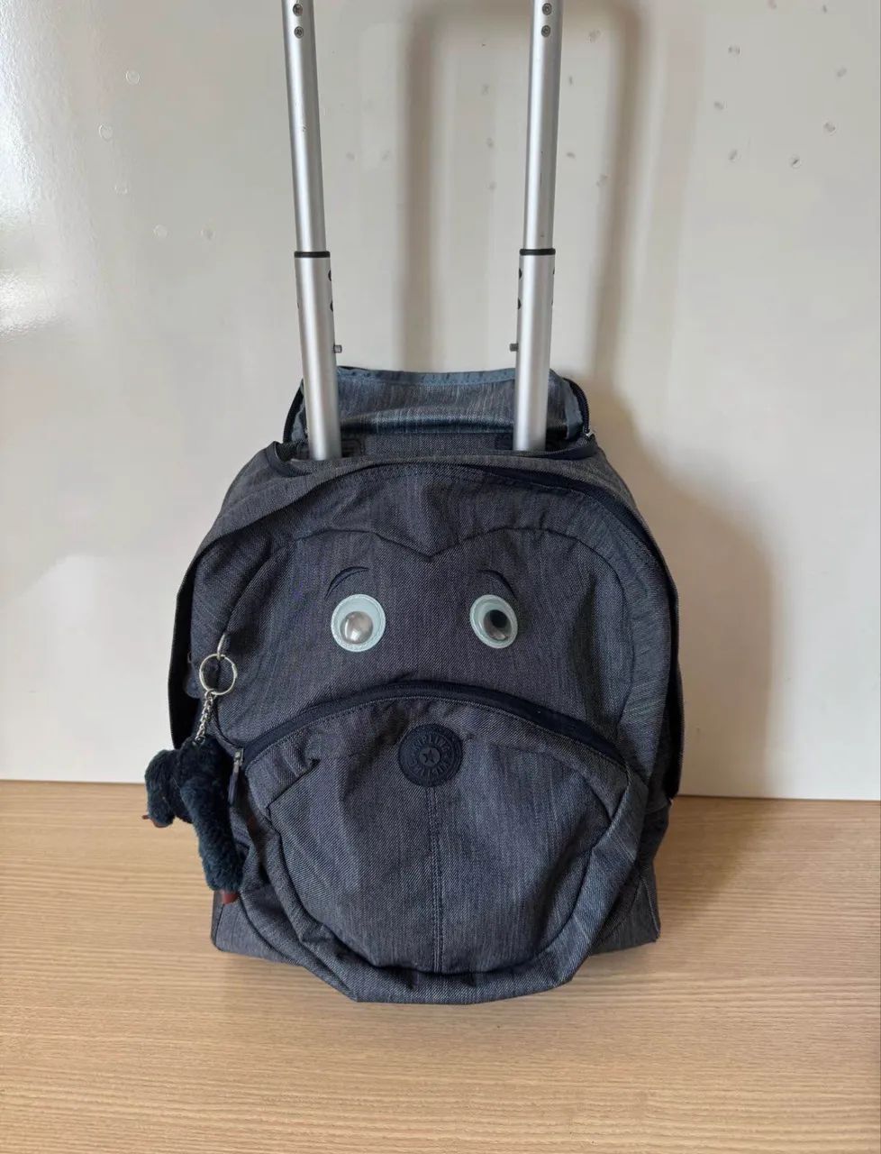 Mochila Kipling Cinza Escuro de rodinhas com a lancheira - Foto 3