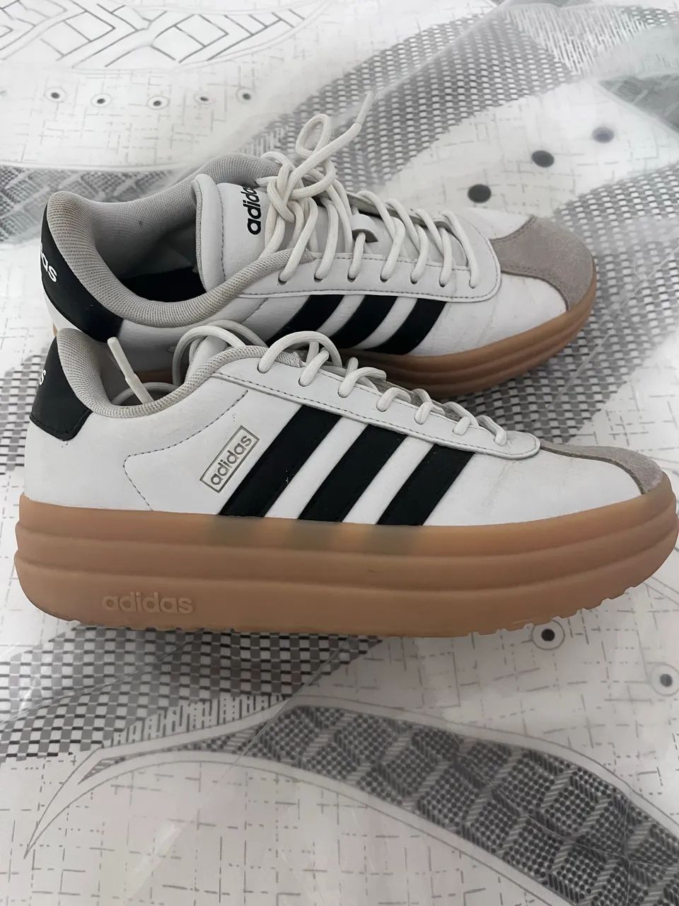 Tênis adidas 