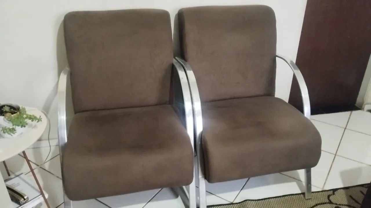 Par de poltronas em sued, perfeito estado 