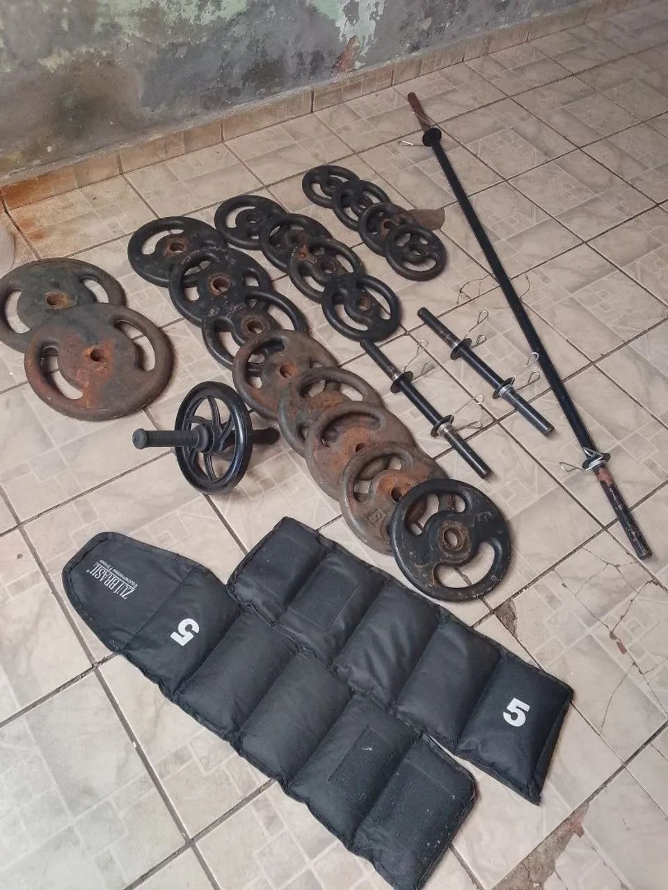 Kit musculação são 80 de anilhas barras caneleiras ítens da foto - Foto 2