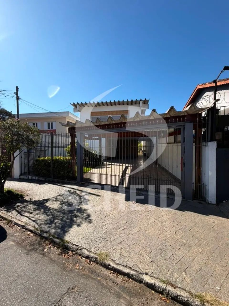 Casa térrea á venda com 4 dormitórios, sendo 1 suíte.