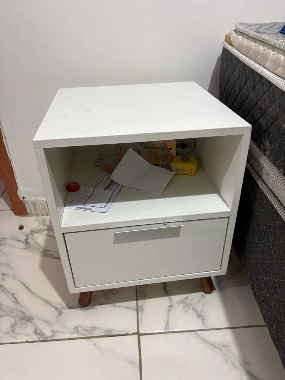 Criado mudo branco