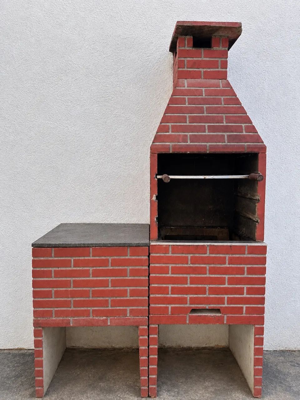 Churrasqueira de alvenaria com bancada