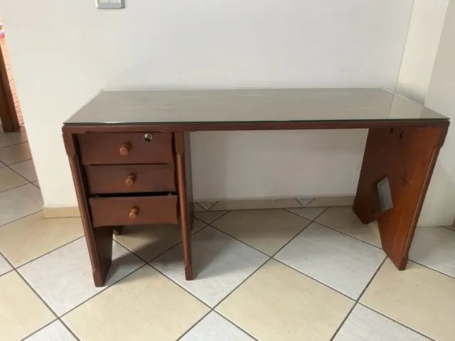 MESA DE MADEIRA COM TAMPO DE VIDRO - CLÁSSICA E RESISTENTE