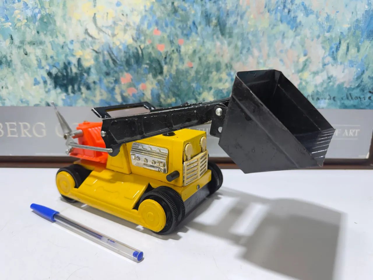 Antigo trator de lata miniatura anos 60