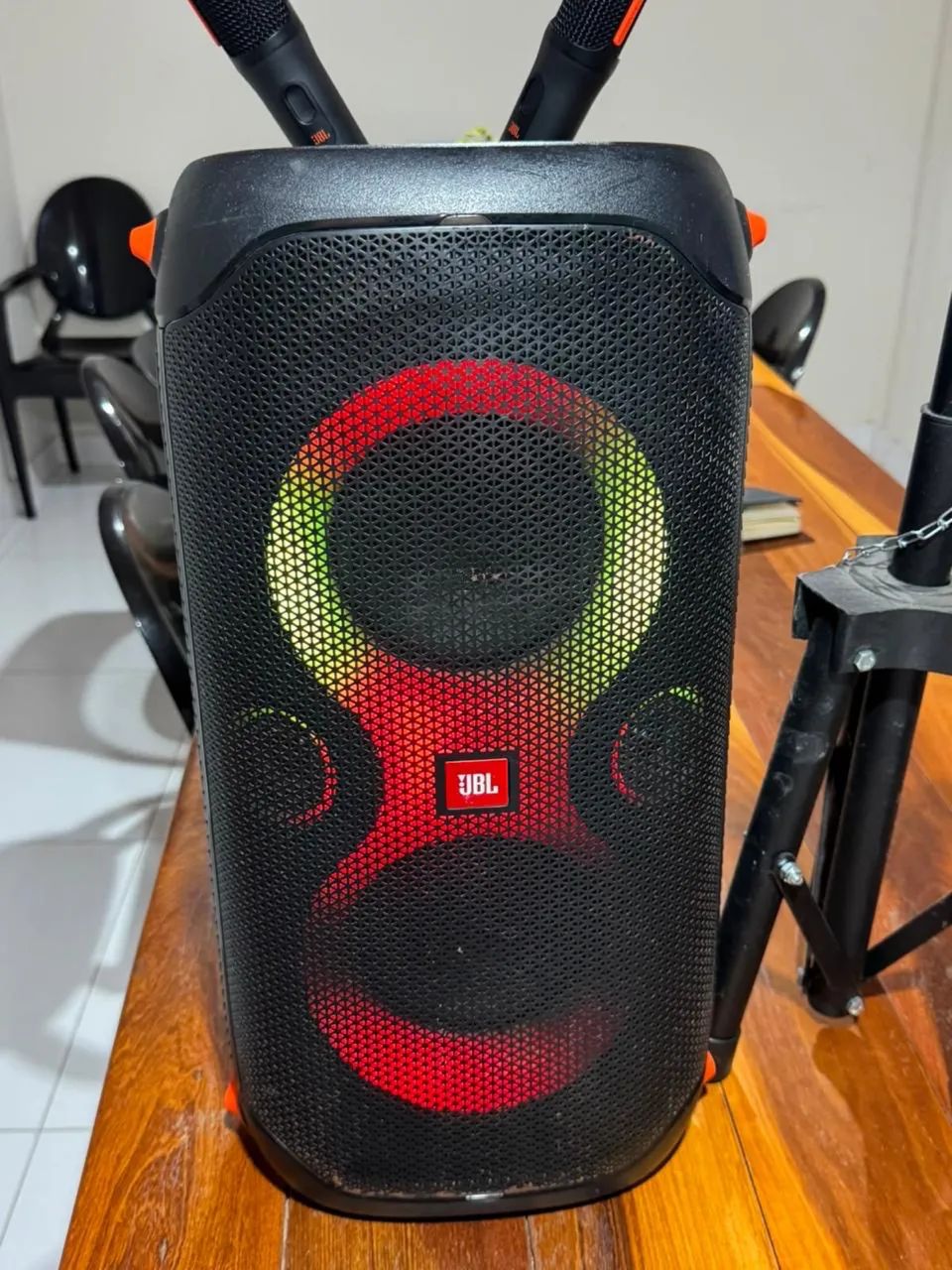 JBL Boombox 110 com 2 microfones  - Foto 3