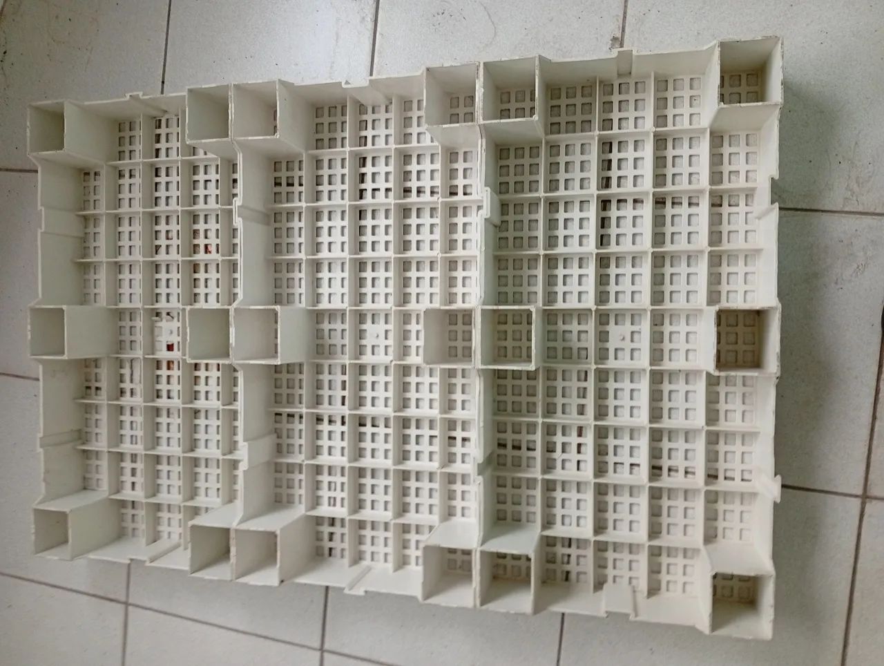 Estrado plástico resistente branco 80x40cm  - Foto 5