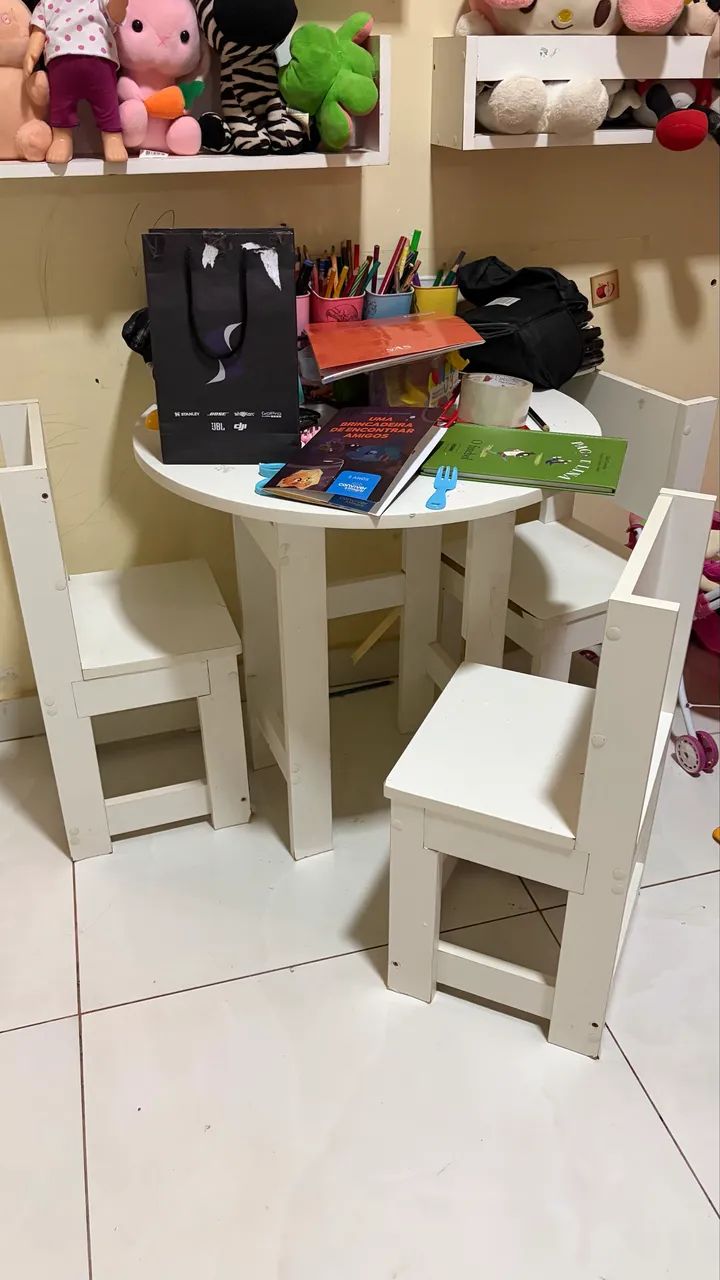 Vende-se mesa e cadeiras infantis 