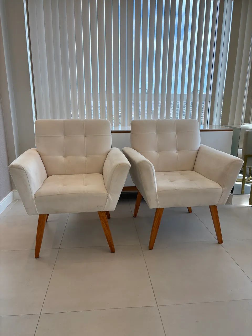 2 Poltronas decorativas estofadas bege, estilo retrô e pés palito em madeira.