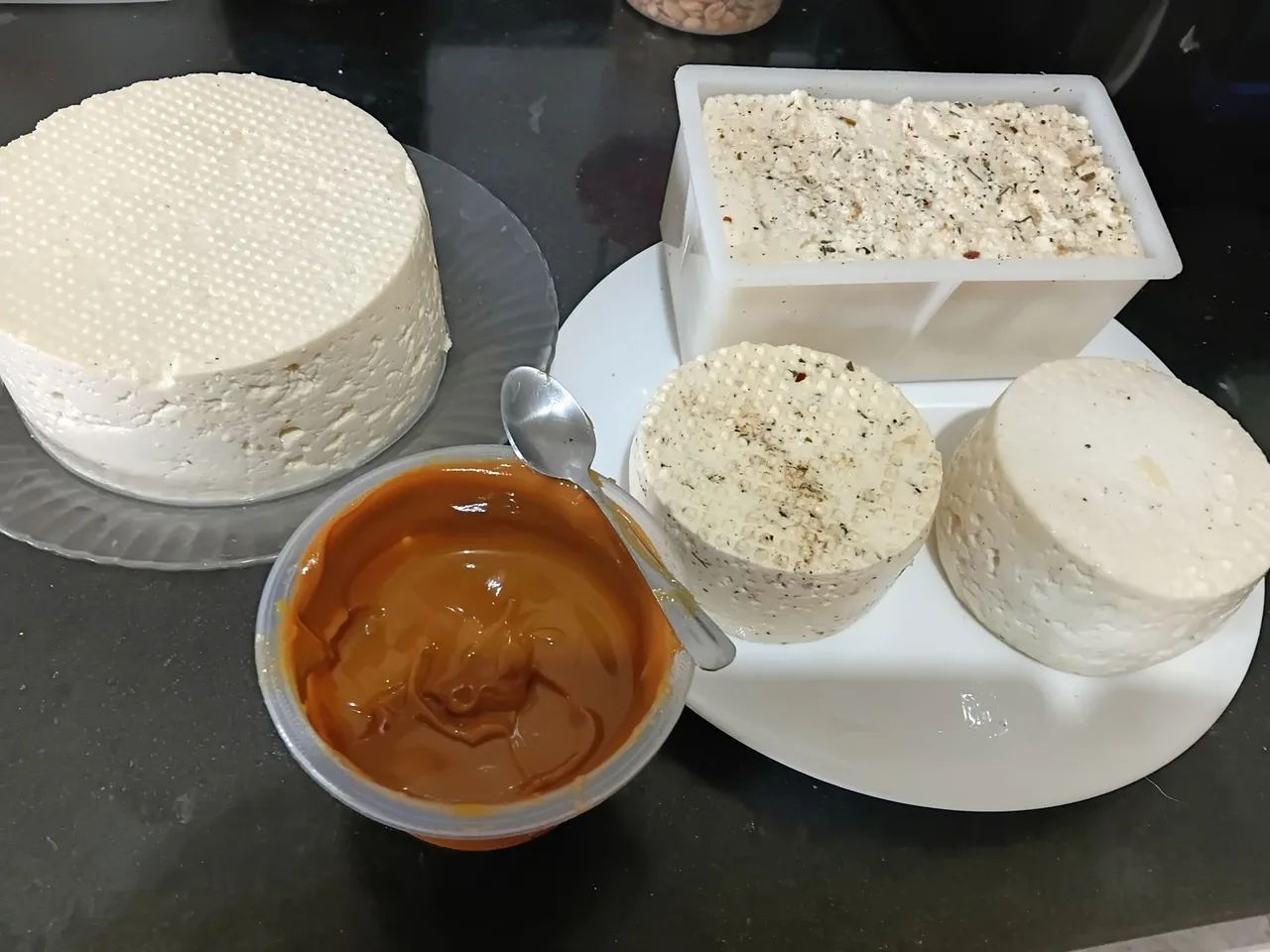Vende se queijos de vaca e cabra