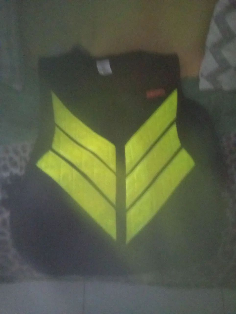vendo um colete refletivo semi novo. ligue *