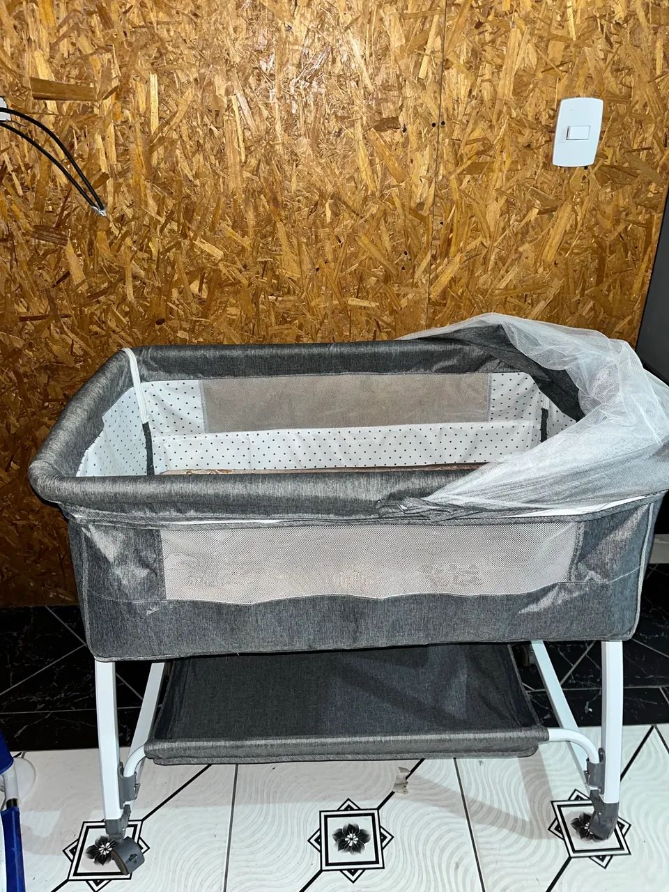 Berço acoplado ajustável com mosquiteiro 