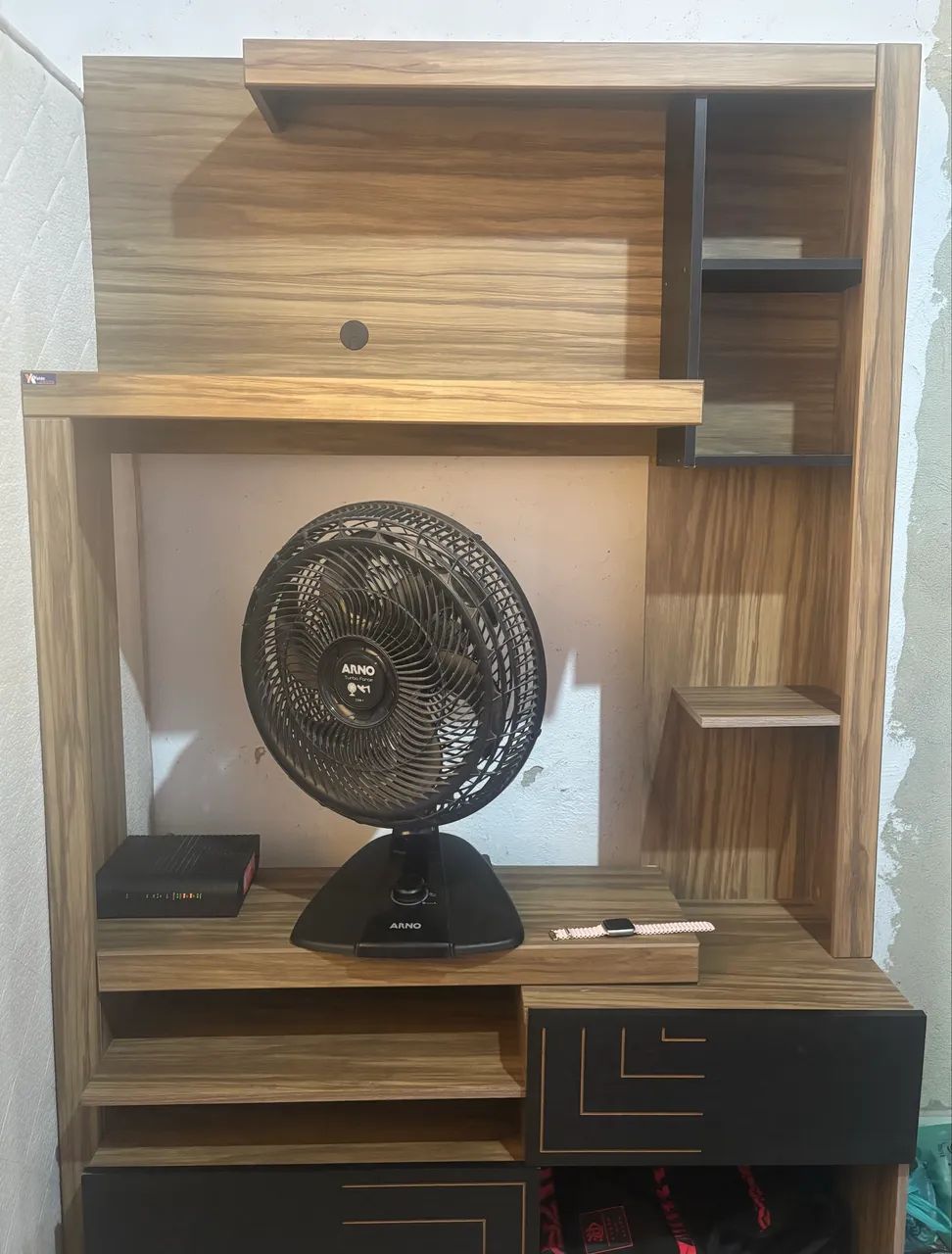 Estante Hack Home para TV com painel e nichos