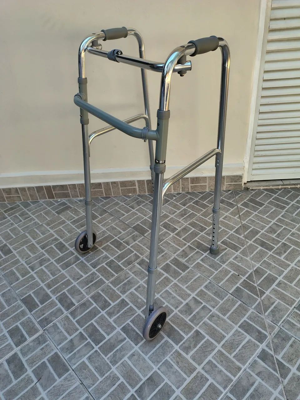 Andador c rodas alumínio e regulagem perfeito  - Foto 2