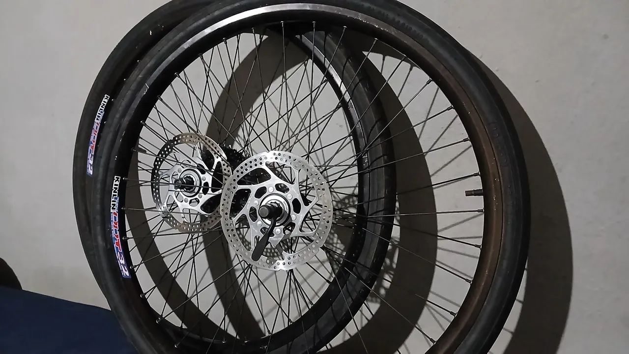 Par de aros 26 kinlin completo com cubos e discos shimano 