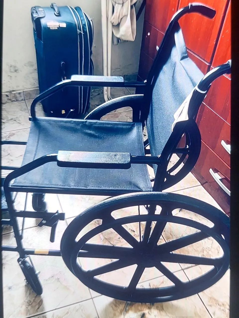 Vendo cadeira de rodas semi nova - Foto 2