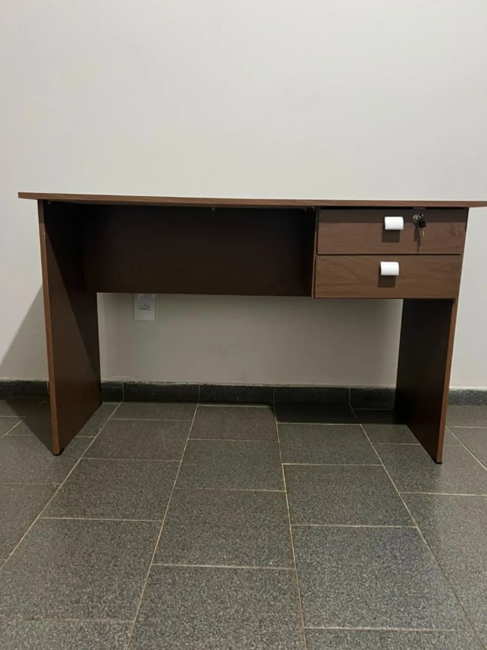 Mesa de escritório com gaveta e chave