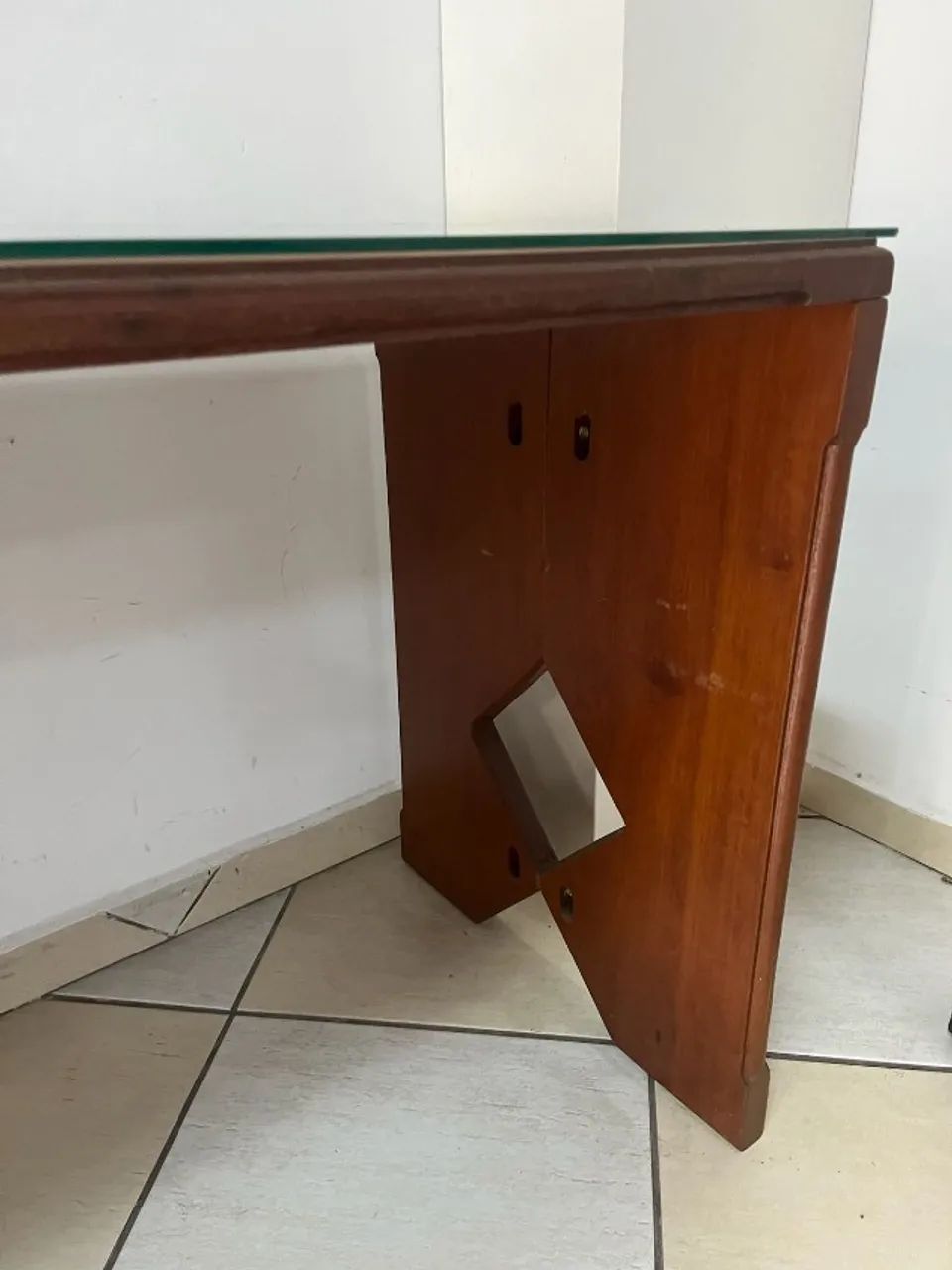 MESA DE MADEIRA COM TAMPO DE VIDRO - CLÁSSICA E RESISTENTE - Foto 2