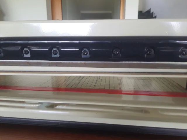 Vendo Gilhotina Semi-Automatica Tamanho A3 Grande Corta até 300 folhas - Foto 4