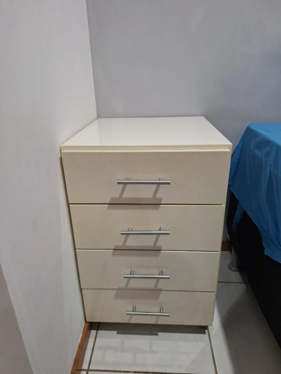 Conjunto de 2 gaveteiros brancos de madeira com 4 gavetas