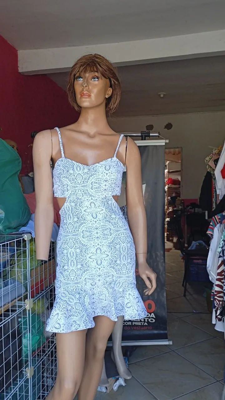 Vestido branco detalhe em prata