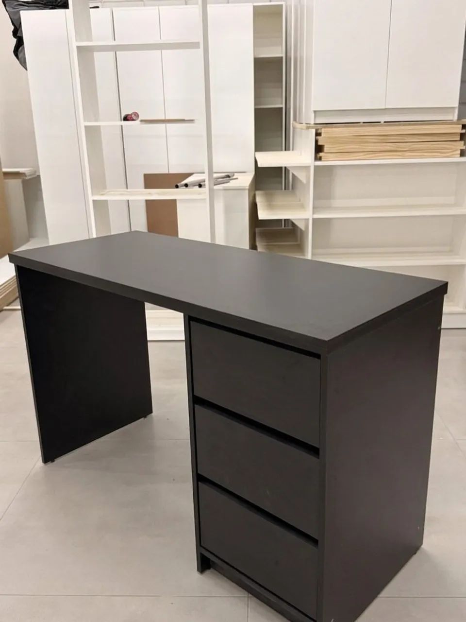 Mesa compacta em MDF com gavetas  - Foto 2