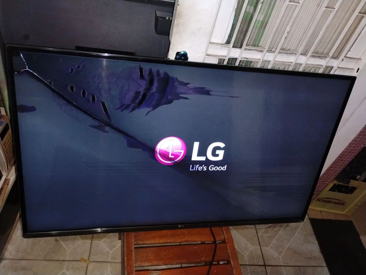 TV LED SMart LG 49 Polegadas Modelo 49UF7700  Tela trincada Ligando 