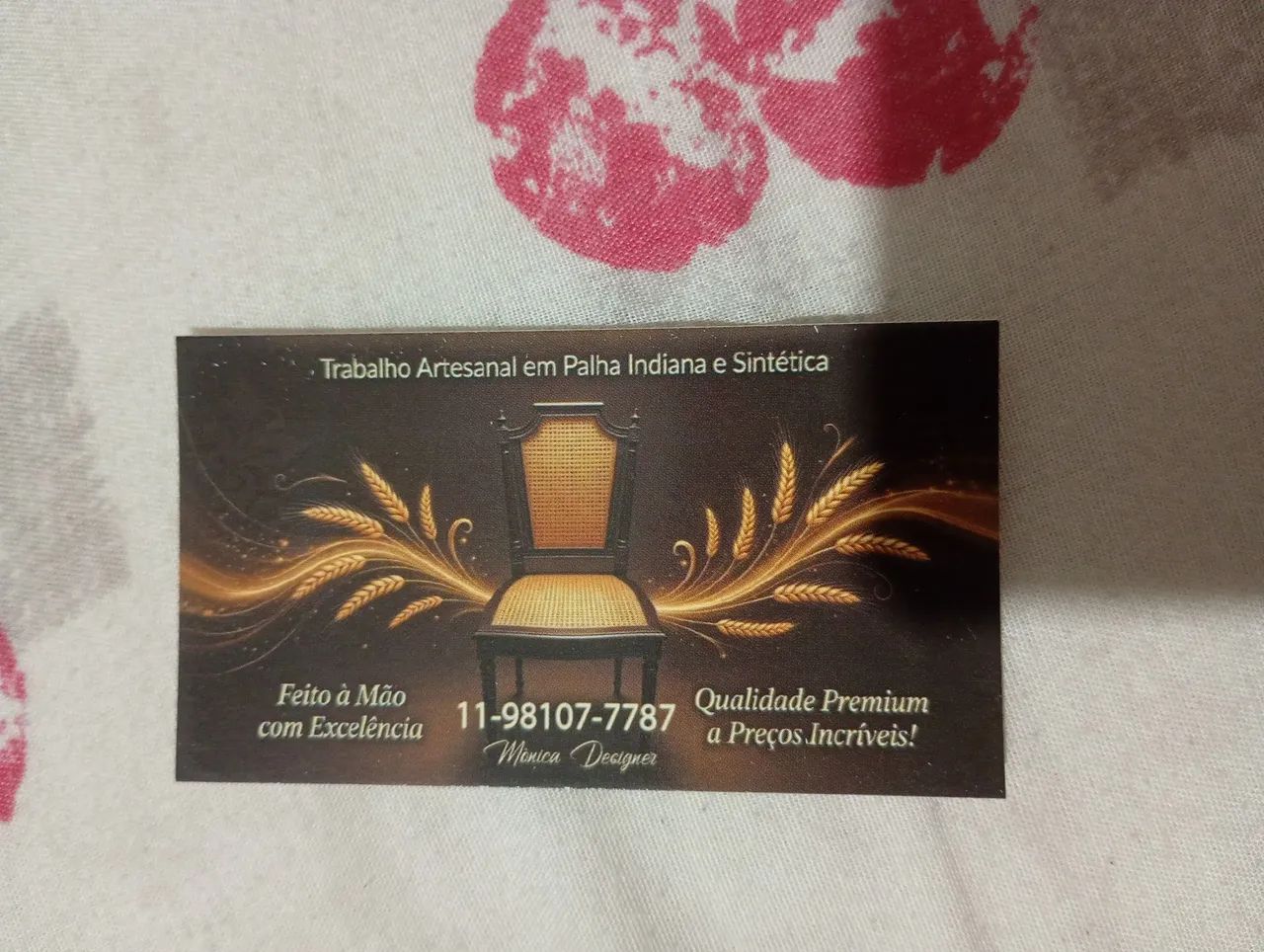 Trabalho artesanal em palha indiana e sintética 