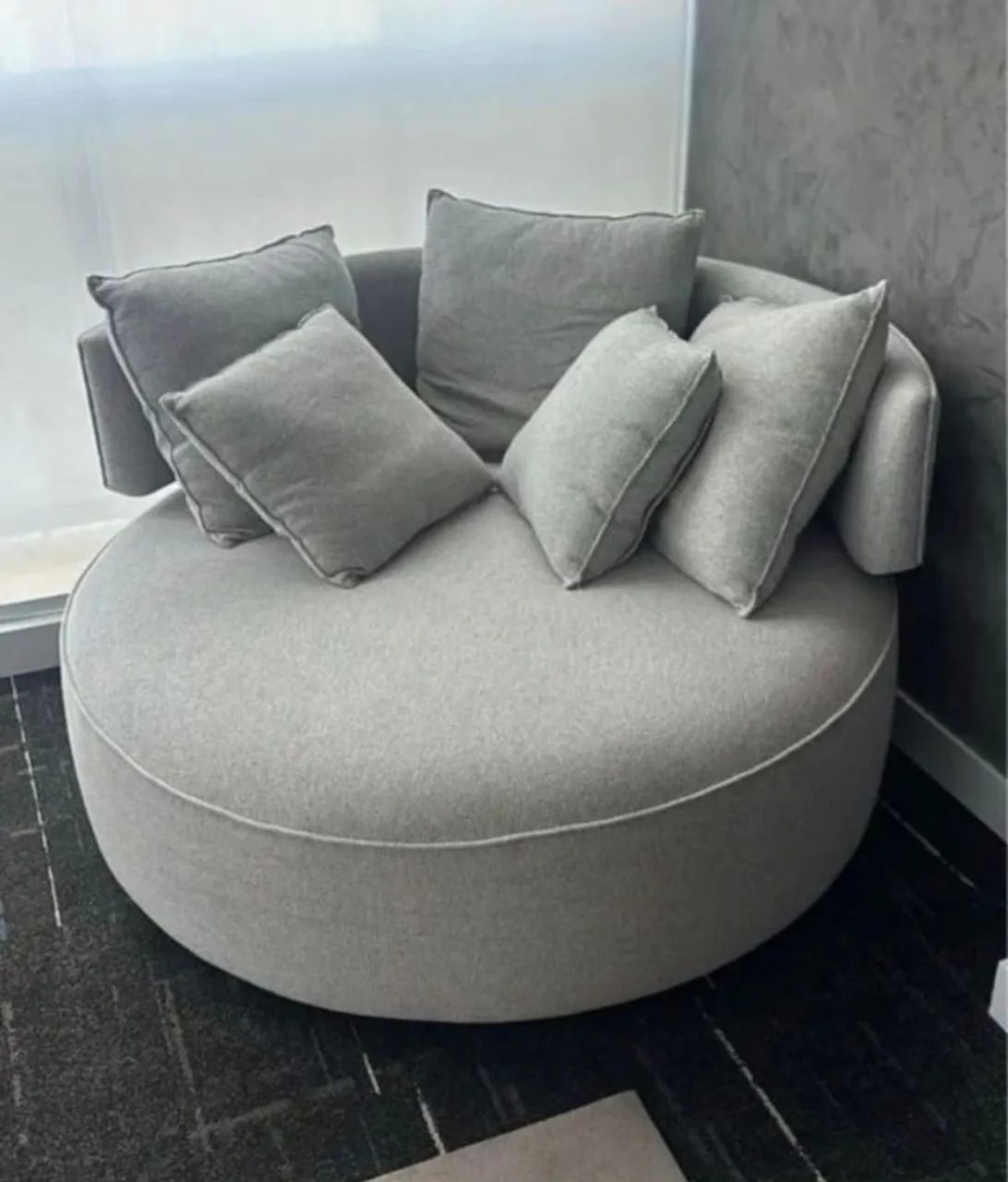 Sofá Chaise de Living Redondo com Almofadas 