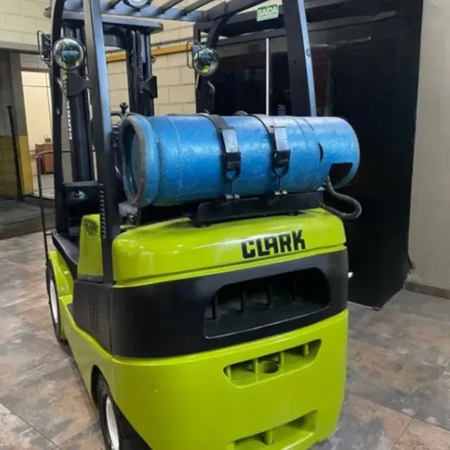 Empilhadeira GLP Clark, C20L, capacidade 2.000Kg Marca Clark | Modelo C20sL.  - Foto 3
