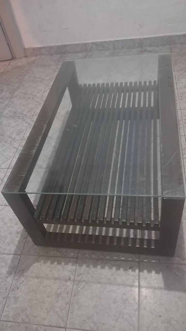Mesa de Centro em madeira maciça e tampo de vidro