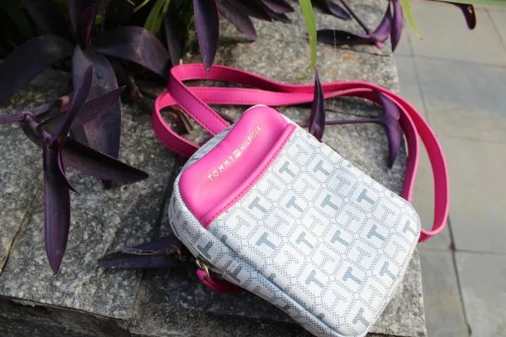 bolsa tommy hilfiger transversal branca e rosa - Foto 2