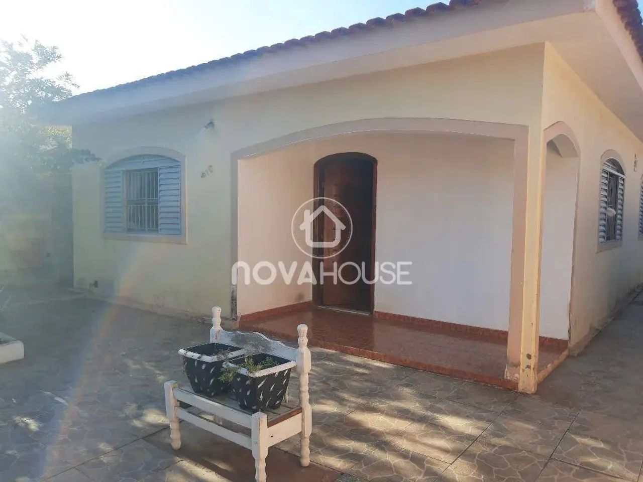 CASA COM MUITO ESPAÇO E ÓTIMA LOCALIZAÇÃO - Foto 2