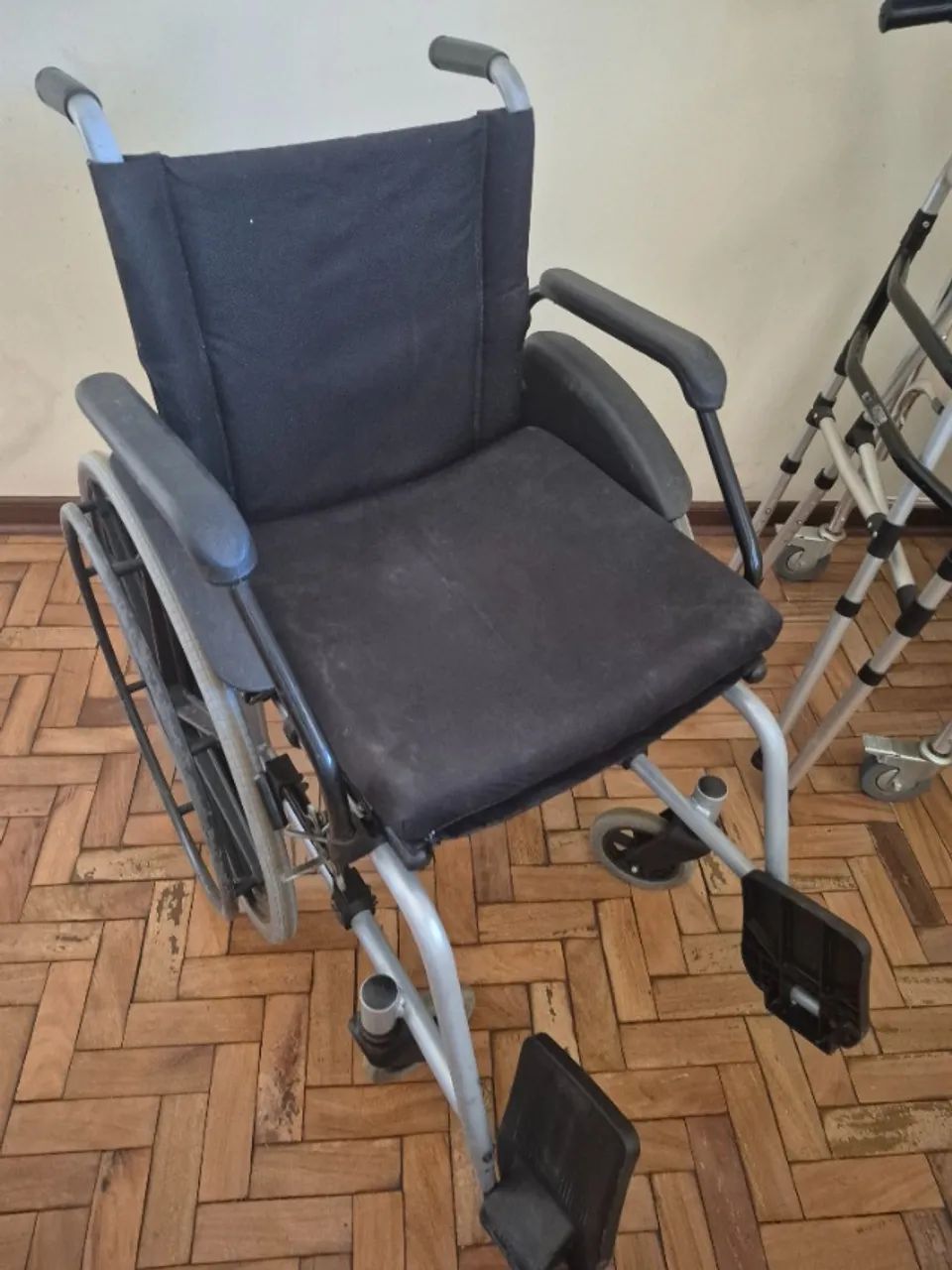 Kit cadeira rodas, banho e andador  - Foto 2