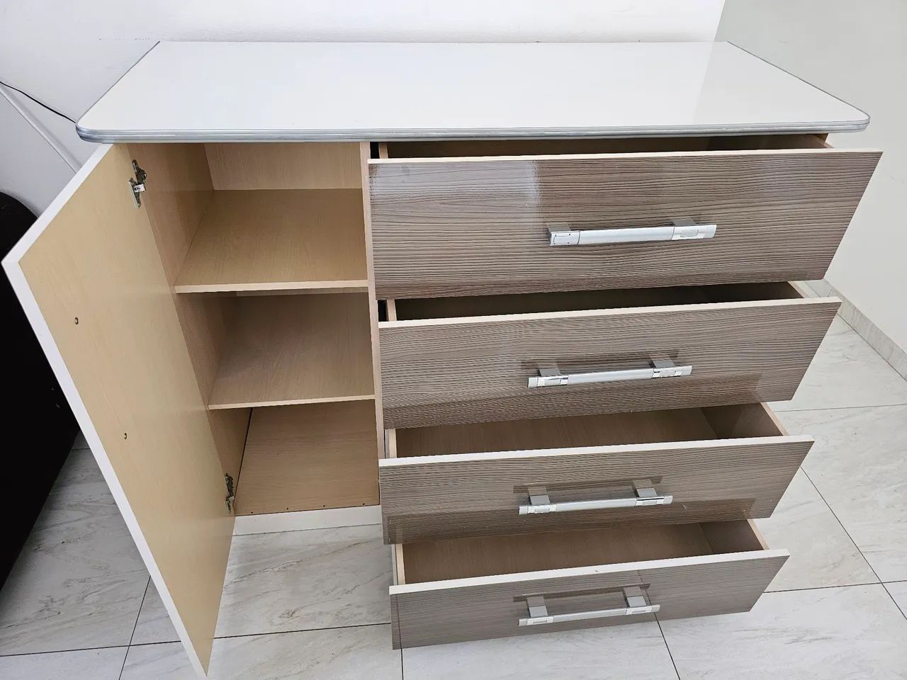 Cômoda 4 gavetas e porta lateral (Bem Conservada) - Foto 2