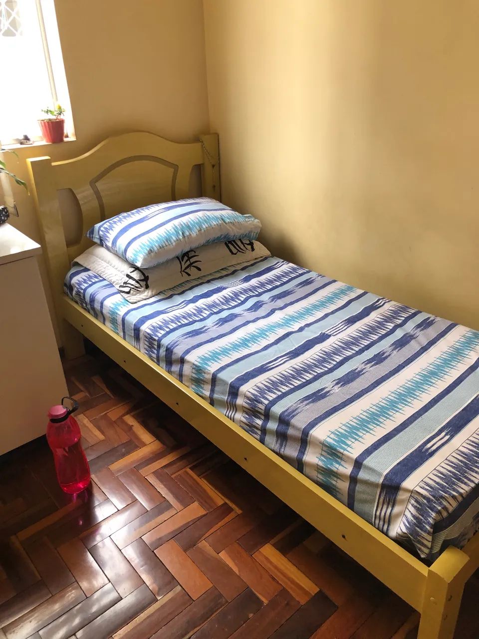 Cama de madeira e mesa de cabeceira  - Foto 2