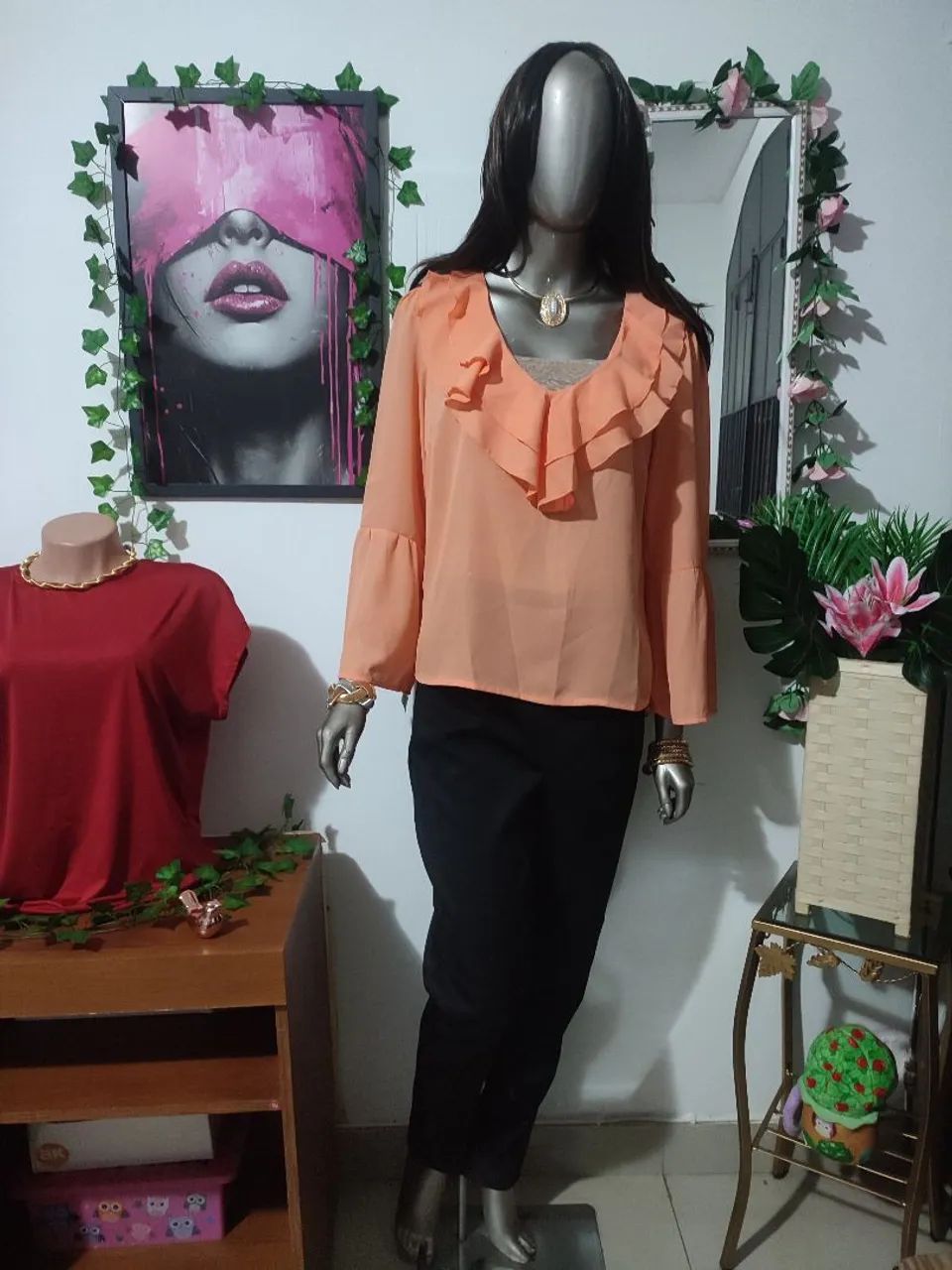 Blusa de Crepe de Mangas Longas e decote V com babado. - Foto 4