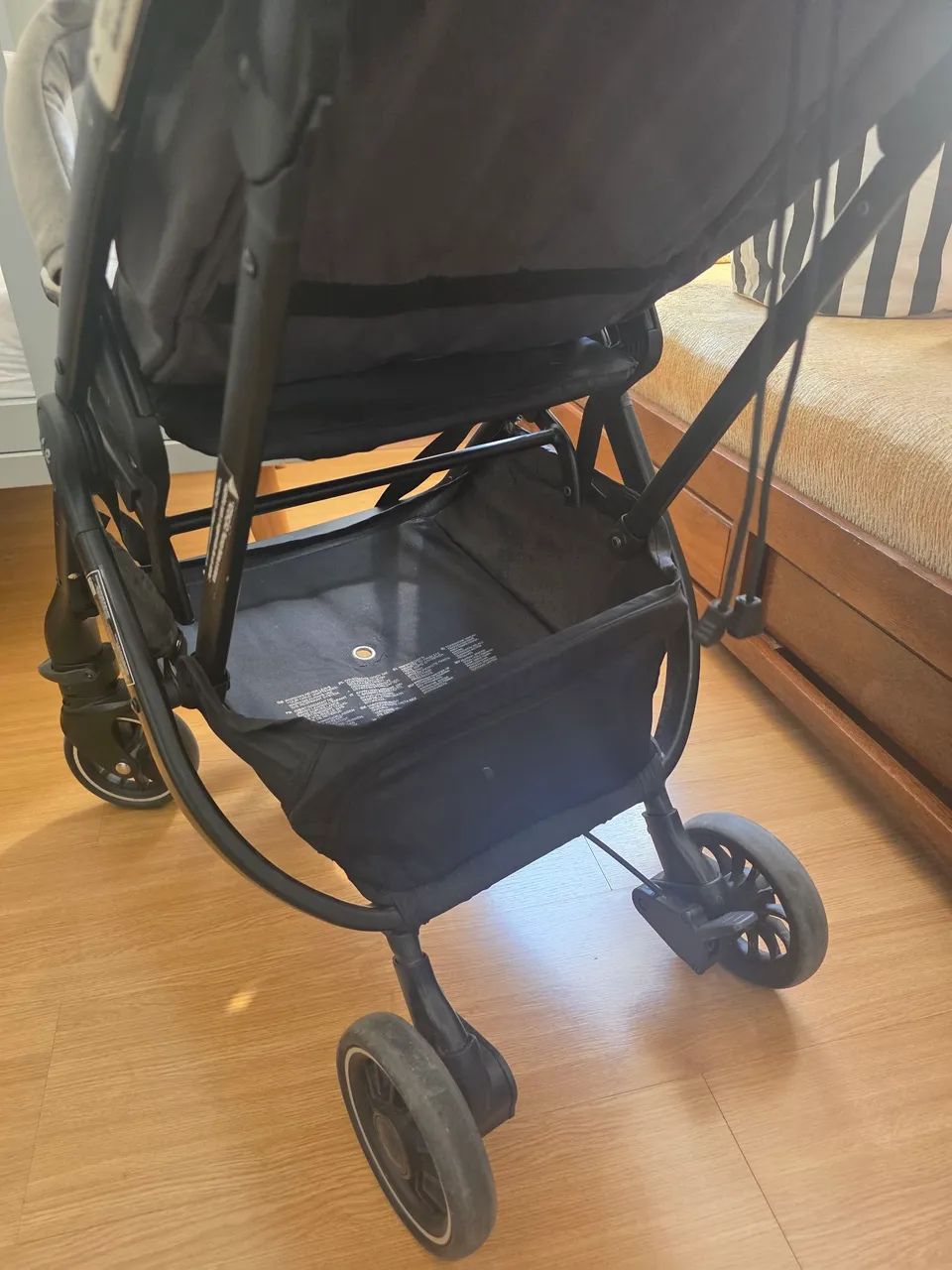 Vendo carrinho Joie Tourist na cor Cinza Pebble, super leve, prático e conservado - Foto 3