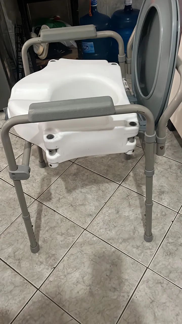 Cadeira hospitalar para banho e higiene pessoal só 220 faço entrega grátis chama * - Foto 5