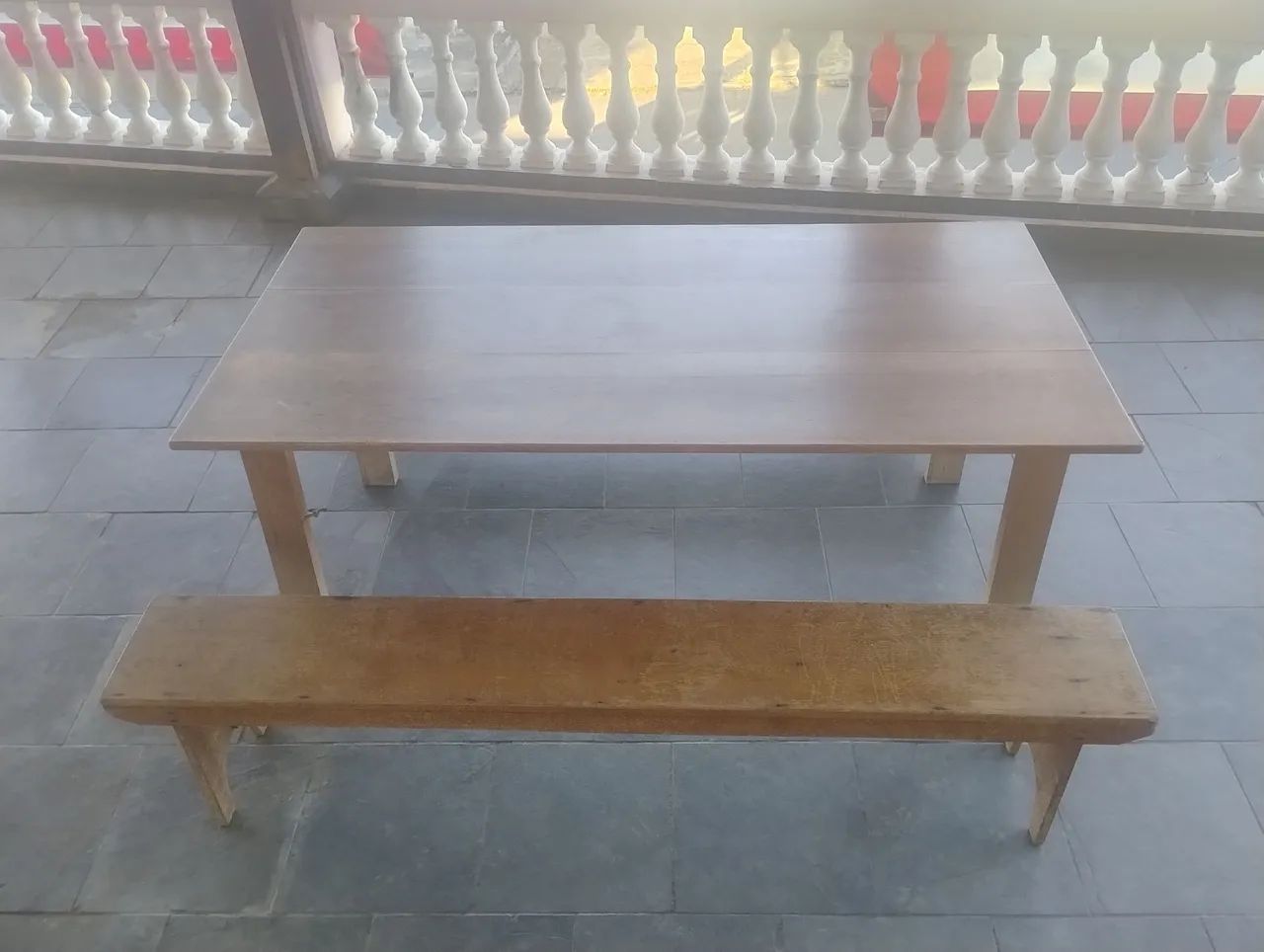 Mesa madeira maciça com bancos 