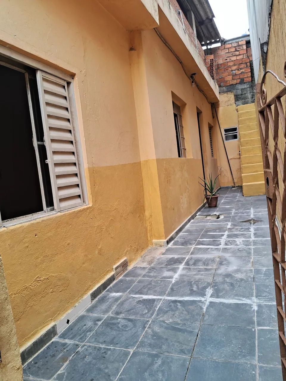 Alugo casa 
