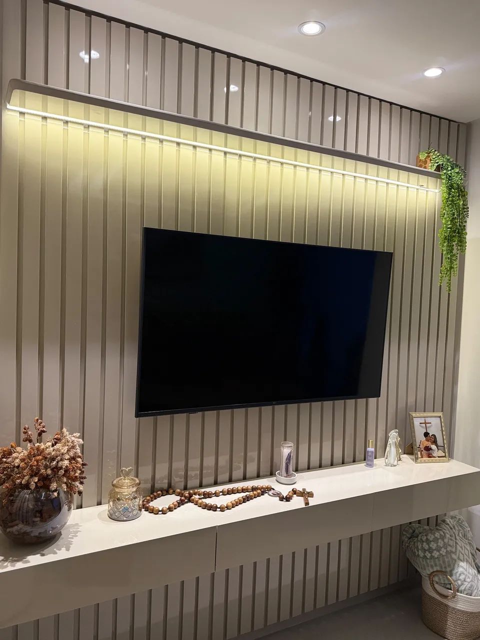 Painel de TV Ripado com Rack Suspenso e LED - Foto 3