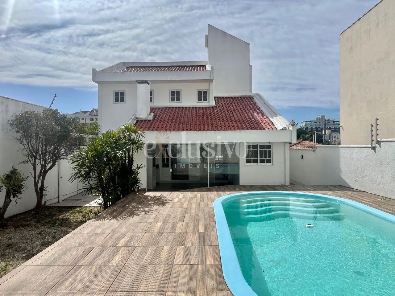 Casa com 4 dormitórios em Coqueiros (residencial ou comercial)