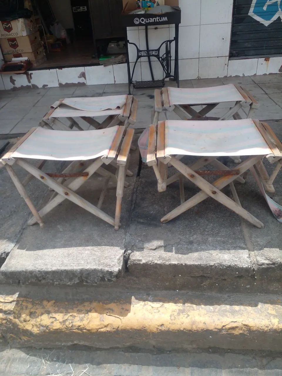 Çadeira e pé de mesa prar restaurar RELÍQUIAS  - Foto 5