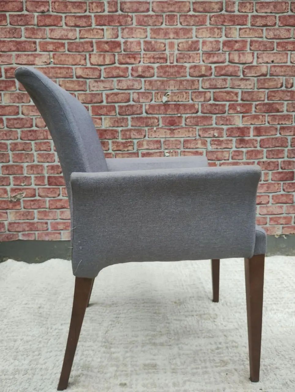 POLTRONA / CADEIRA DE JANTAR ESTOFADA COM BRAÇOS - DESIGN SOFISTICADO - Foto 2
