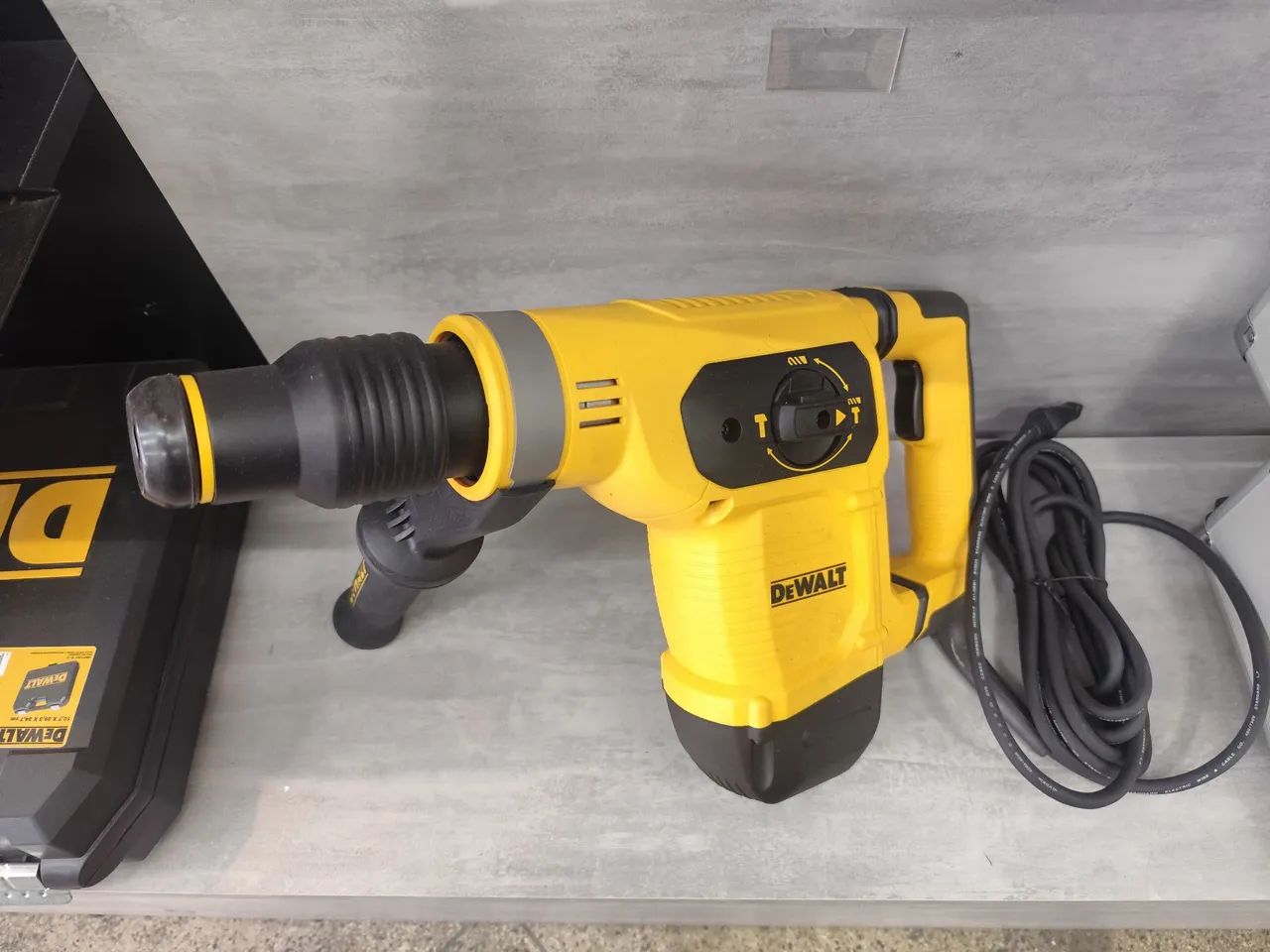 Rompedor profissional Dewalt 