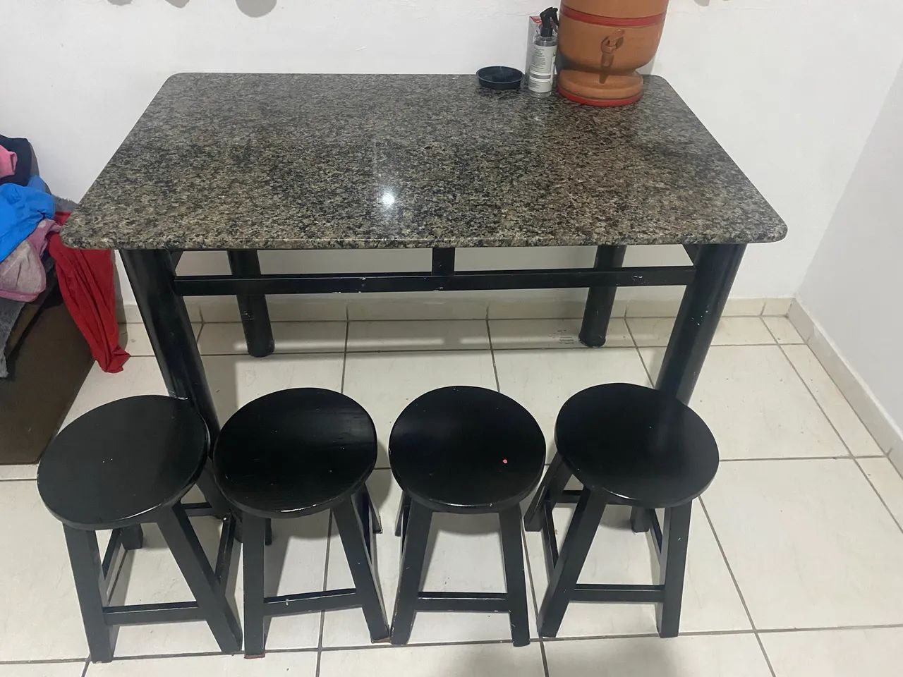 Mesa de mármore com 4 banquetas 